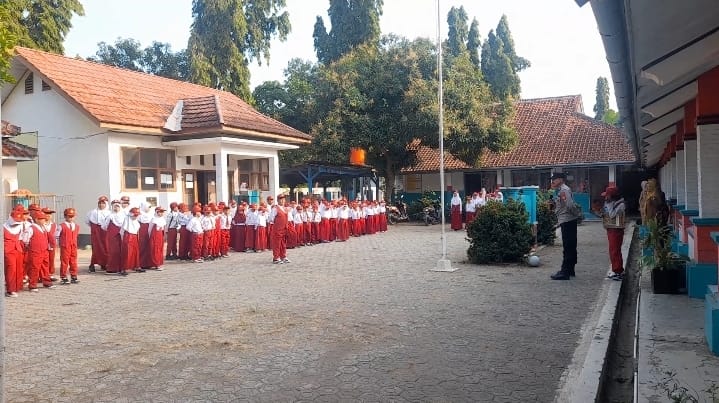 Polsek Tukdana Tanamkan Disiplin dan Karakter ke Pelajar Lewat Program Polisi Peduli Pendidikan