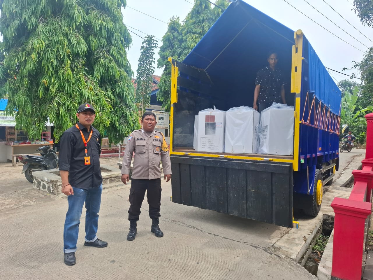 Polsek Tukdana Kawal Pendistribusian Logistik Pilkada 2024 ke PPS Desa Bodas